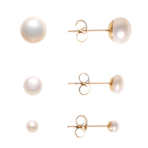 Lot de trois paires de boucles d'oreilles puces en acier doré surmontées de perle d'eau douce.