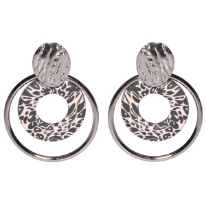 Boucles d'oreilles pendantes composées d'une pastille ovale et d'un cercle en acier argenté et d'un cercle en caoutchouc tacheté.