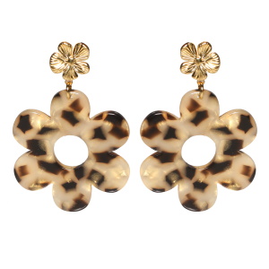 Boucles d'oreilles pendantes composées d'une puce en forme de fleur en acier doré et d'une fleur en plastique de couleur grise tachetée.