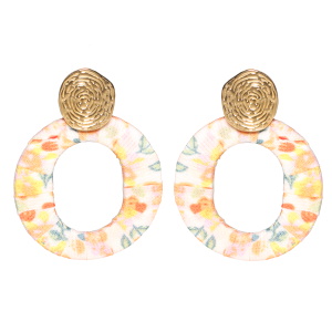 Boucles d'oreilles pendantes composées d'une puce ovale et d'un cercle recouvert de tissu de couleur.