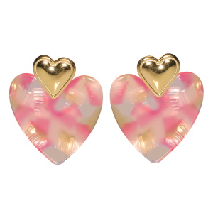 Boucles d'oreilles pendantes composées d'une puce cœur en acier doré et d'un cœur de couleur avec motifs.