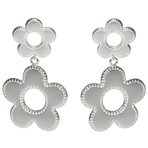 Boucles d'oreilles pendantes composées de fleurs en acier argenté.