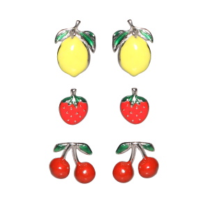 Lot de trois paires de boucles d'oreilles puces en forme de fraise, cerises et citron en acier argenté pavées d'émail de couleur.