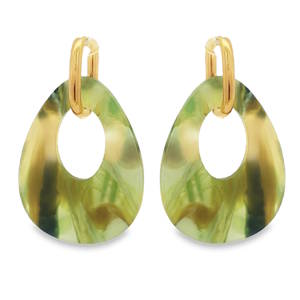 Ajoutez une touche d'éclat discret à votre style avec ces boucles d'oreilles pendantes en acier doré. Leur design unique, avec un motif tourbillonnant vert et jaune doux, en fait l'accessoire parfait pour compléter votre tenue, que ce soit pour une occasion spéciale ou pour un look quotidien élégant.