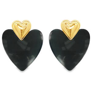 Arborez une élégance subtile avec ces boucles d'oreilles pendantes. Leur conception associe des cœurs superposés, l'un en acier doré lumineux et l'autre d'un noir profond et brillant. Un bijou délicat qui apportera une touche de raffinement à votre style.