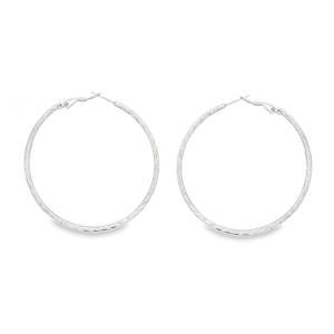 Rehaussez votre style avec ces élégantes créoles en acier argenté. Leur design classique et leur finition polie en font un accessoire polyvalent, parfait pour toutes les occasions. Légères et confortables, elles ajouteront une touche de sophistication discrète à votre look.