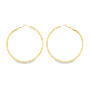 Égayez votre style avec ces boucles d'oreilles créoles dorées. Fabriquées en acier doré éclatant, elles apportent une touche de luxe à votre quotidien. Leur conception légère garantit un port confortable, idéal pour toutes les occasions.  Un classique revisité qui allie élégance et simplicité.