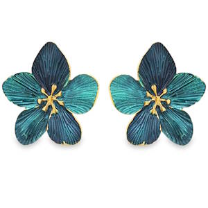 Sublimes boucles d'oreilles en acier doré, une délicate interprétation florale pour orner vos oreilles. Ces boucles d'oreilles, finement ouvragés, capturent la lumière et illuminent votre visage. Un accessoire raffiné et élégant, parfait pour ajouter une touche de sophistication à votre tenue quotidienne ou pour une occasion spéciale.