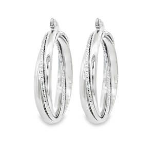 Rehaussez votre style avec ces élégantes boucles d'oreilles créoles en acier argenté. Leur design moderne et entrelacé apporte une touche sophistiquée à toute tenue. Parfaites pour une allure chic au quotidien ou pour compléter une tenue de soirée raffinée.