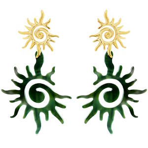 Ces boucles d'oreilles pendantes, en acier doré éclatant, arborent un design solaire unique. Une spirale centrale tourbillonnante irradie d'une élégance saisissante. L'association de formes dynamiques et de la chaleur du doré en fait un bijou captivant, parfait pour ajouter une touche de lumière à votre style.