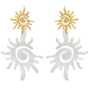 Ces boucles d'oreilles pendantes, en acier doré éclatant, arborent un design solaire unique. Une spirale centrale tourbillonnante irradie d'une élégance saisissante. L'association de formes dynamiques et de la chaleur du doré en fait un bijou captivant, parfait pour ajouter une touche de lumière à votre style.