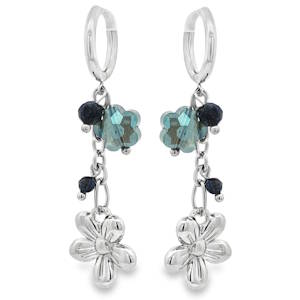 Sublimes boucles d'oreilles créoles pendantes en acier argenté, ornées de cristaux taillés en cabochon, d'un bleu fascinant. L'éclat de ces cristaux illuminera votre visage avec élégance et raffinement. Un accessoire parfait pour sublimer votre style au quotidien comme lors d'occasions spéciales.