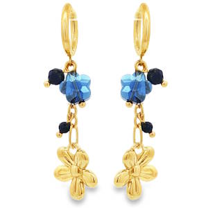 Sublimez votre look avec ces boucles d'oreilles créoles pendantes, rayonnantes d'un éclat doré. Chaque boucle est ornée de cristaux taillés en perles rondes d'un bleu profond, capturant la lumière avec une brillance exceptionnelle. Confectionnées en acier doré, ces boucles d'oreilles apportent une touche de sophistication à votre style.