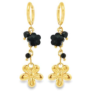 Rehaussez votre style avec ces exquises boucles d'oreilles créoles pendantes en acier doré. Ces boucles d'oreilles présentent un design floral délicat qui se balance gracieusement à chaque mouvement. Confectionnées avec une attention particulière aux détails, ces boucles d'oreilles sont l'accessoire parfait pour ajouter une touche d'élégance à toute tenue.