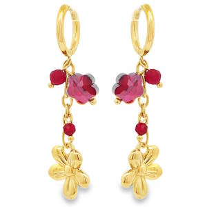 Rehaussez votre style avec ces boucles d'oreilles pendantes délicates, confectionnées en acier doré éclatant. Elles arborent des cristaux taillés en cabochon, d'un rouge violacé profond, évoquant un charme floral. Une pièce raffinée, idéale pour ajouter une touche d'élégance discrète à votre quotidien.