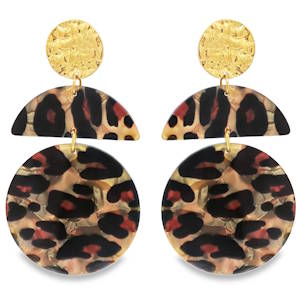 Affirmez votre style avec ces boucles d'oreilles pendantes originales. Composées de formes géométriques texturées et d'un motif léopard audacieux, elles apporteront une touche sauvage et élégante à votre tenue. Leur légèreté les rend confortables à porter en toute occasion. Un accessoire tendance pour une allure sophistiquée et affirmée.