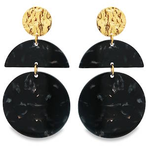 Sublimez votre allure avec ces boucles d'oreilles pendantes en acier doré. Leur design contemporain, associant des formes géométriques épurées, apporte une touche d'élégance audacieuse à votre tenue. Parfaites pour affirmer votre style avec raffinement.