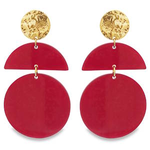 Arborez une élégance audacieuse avec ces boucles d'oreilles pendantes. Confectionnées en acier doré éclatant, elles arborent des formes géométriques modernes et dynamiques. Leur design contemporain apporte une touche sophistiquée à toute tenue, parfaites pour celles qui osent affirmer leur style unique.