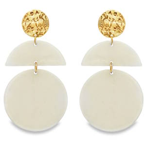 Arborez un style moderne et audacieux avec ces boucles d'oreilles pendantes. Composées d'éléments géométriques dorés et ivoire, elles apportent une touche d'élégance minimaliste à votre look. Leur design léger et équilibré assure un confort optimal tout au long de la journée, parfait pour sublimer votre quotidien.