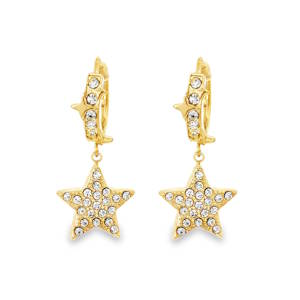 Sublimes boucles d'oreilles créoles pendantes en acier doré, rehaussées d'un motif étoile scintillant. La monture en acier doréé met en valeur l'éclat des strass de taille brillant. Un bijou étincelant, parfait pour ajouter une touche de glamour à votre quotidien. Ces boucles d'oreilles pendantes sont un ajout sophistiqué à toute collection de bijoux.