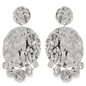 Sublimes boucles d'oreilles pendantes en acier argenté, arborant un design texturé distinctif. L'éclat chaleureux du métal précieux met en valeur la forme originale de ces bijoux. Idéales pour ajouter une touche d'élégance audacieuse à votre allure.