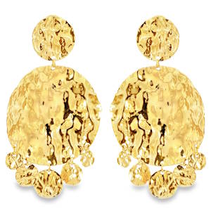 Sublimes boucles d'oreilles pendantes en acier doré, arborant un design texturé distinctif. L'éclat chaleureux du métal précieux met en valeur la forme originale de ces bijoux. Idéales pour ajouter une touche d'élégance audacieuse à votre allure.