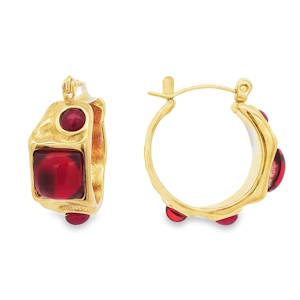Sublimes boucles d'oreilles créoles en acier doré, ornées de cristaux rouge profond de taille cabochon carrée. Le design unique et luxueux met en valeur l'éclat et la profondeur des cristaux, créant un accessoire parfait pour une élégance intemporelle. Un bijou d'exception, reflet d'un savoir-faire artisanal.