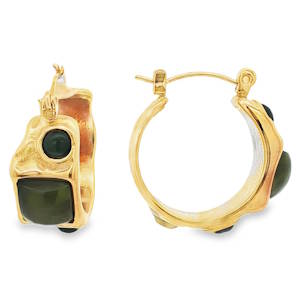 Sublimes boucles d'oreilles créoles, confectionnées en acier doré éclatant, sont ornées de délicates perles vertes. Ces cabochons ronds, finement travaillés, ajoutent une touche d'élégance naturelle. Un bijou raffiné, parfait pour sublimer votre style avec une subtile touche de couleur.