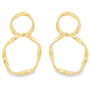 Cette élégante paire de boucles d'oreilles pendantes est réalisée en acier doré à la finition miroir raffinée. Chaque pièce présente une silhouette géométrique composée de maillons circulaires et ovales entrelacés, créant un mouvement fluide et gracieux. Un bijou sophistiqué au design contemporain, idéal pour sublimer une tenue de soirée avec une touche d'éclat luxueux et une composition équilibrée.