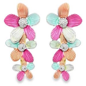 Sublime paire de boucles d'oreilles pendantes en acier argenté, alliant sophistication et éclat intemporel. Chaque pièce présente une cascade de fleurs émaillées de couleur. Ces bijoux d'une grande finesse sont parfaits pour illuminer le visage avec élégance et l'arrivée des beaux jours.