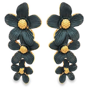 Sublime paire de boucles d'oreilles pendantes en acier doré, alliant sophistication et éclat intemporel. Chaque pièce présente une cascade de fleurs émaillées de couleur bleu nuit. Ces bijoux d'une grande finesse sont parfaits pour illuminer le visage avec élégance et l'arrivée des beaux jours.