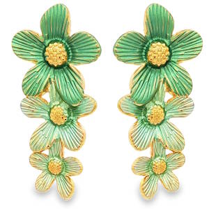 Sublime paire de boucles d'oreilles pendantes en acier doré, alliant sophistication et éclat intemporel. Chaque pièce présente une cascade de fleurs émaillées de couleur vert. Ces bijoux d'une grande finesse sont parfaits pour illuminer le visage avec élégance et l'arrivée des beaux jours.