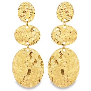 Ces magnifiques boucles d'oreilles pendantes en acier doré rayonnent d'une élégance intemporelle. Arborant un design en cascade raffiné, elles présentent une finition polie miroir qui capte magnifiquement la lumière. La structure articulée offre un mouvement gracieux, soulignant une symétrie parfaite et une composition artisanale de haute précision. Ce bijou sophistiqué est idéal pour sublimer une tenue de soirée avec une touche de luxe classique et une brillance exceptionnelle.