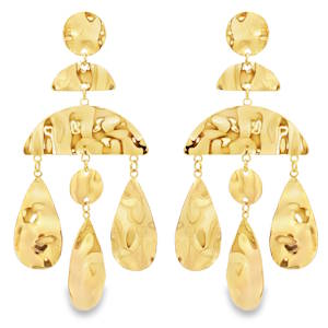 Cette paire de boucles d'oreilles pendantes en acier doré se distingue par son design architectural et sa finition polie exceptionnelle. La structure en cascade présente des formes géométriques articulées avec une symétrie parfaite, offrant un mouvement fluide et une brillance captivante. Idéal pour sublimer une tenue de soirée avec élégance et sophistication moderne.