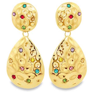 Ces magnifiques boucles d'oreilles pendantes en acier doré se distinguent par leur design élégant et moderne. Chaque pièce arbore une série de sphères serties de cristaux multicolores, offrant une transparence cristalline et un éclat exceptionnel. La disposition verticale crée un mouvement gracieux, tandis que le poli miroir du métal souligne la qualité de la composition. Un agencement raffiné alliant symétrie parfaite et finitions luxueuses pour une allure sophistiquée.