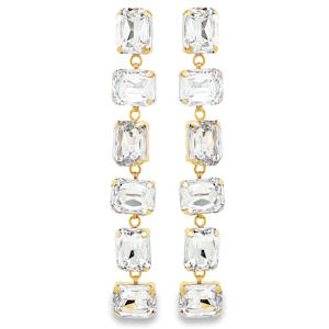 Ces élégantes boucles d'oreilles pendantes allient un design géométrique moderne à un éclat classique. Ces boucles d'oreilles se distinguent par leur structure en cascade, composée d'une succession verticale de six cristaux transparents. L'alternance entre les pierres disposées verticalement et horizontalement crée un rythme visuel dynamique et sophistiqué. Chaque pierre est délicatement maintenue par un serti à quatre griffes en acier doré, offrant un contraste chaud et luxueux avec la froideur cristalline des pierres.
