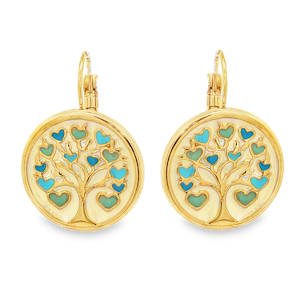 Apportez une touche de poésie et de sérénité à votre allure avec ces magnifiques boucles d'oreilles pendantes. Alliant la robustesse de l'acier et la finesse du travail artisanal, ce bijou célèbre le symbole universel de l'Arbre de Vie. Chaque boucle présente un disque délicatement gravé d'un arbre stylisé. Ses branches s'épanouissent pour former de petits cœurs, symbolisant l'amour, la croissance et la connexion à la nature. Les cœurs sont ornés d'un émail aux nuances dégradées, allant du bleu turquoise éclatant au vert d'eau doux, créant un contraste lumineux avec la finition dorée. Le fond de la médaille est habillé d'un émail blanc crème qui sublime les détails dorés du tronc et des branches.