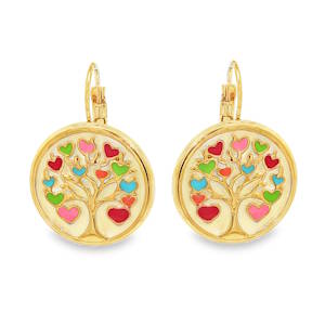 Apportez une touche de poésie et de sérénité à votre allure avec ces magnifiques boucles d'oreilles pendantes. Alliant la robustesse de l'acier et la finesse du travail artisanal, ce bijou célèbre le symbole universel de l'Arbre de Vie. Chaque boucle présente un médaillon circulaire mettant en scène un Arbre de Vie finement sculpté. Ses branches s'étendent pour porter, non pas des feuilles, mais une multitude de petits cœurs en émail. Les nuances de rouge, rose, vert prairie et bleu turquoise créent un contraste vibrant sur le fond crème.