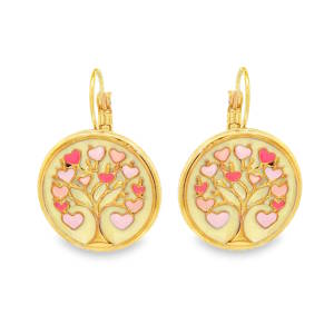 Apportez une touche de poésie et de sérénité à votre allure avec ces magnifiques boucles d'oreilles pendantes. Alliant la robustesse de l'acier et la finesse du travail artisanal, ce bijou célèbre le symbole universel de l'Arbre de Vie. Chaque boucle présente un médaillon circulaire arborant un Arbre de Vie stylisé. Les feuilles sont remplacées par une multitude de petits cœurs, symbolisant les liens affectifs et la vitalité. L'émail offre un dégradé harmonieux de roses tendres, fuchsia et pastels, qui ressortent joliment sur un fond crème.