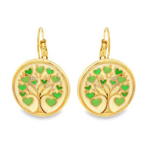 Apportez une touche de poésie et de sérénité à votre allure avec ces magnifiques boucles d'oreilles pendantes. Alliant la robustesse de l'acier et la finesse du travail artisanal, ce bijou célèbre le symbole universel de l'Arbre de Vie. Chaque boucle présente un médaillon circulaire arborant un Arbre de Vie stylisé. Un arbre aux branches élégantes dont les feuilles sont représentées par de charmants petits cœurs en émail vert. Ce vert vibrant apporte une fraîcheur printanière et une symbolique de croissance et d'amour.