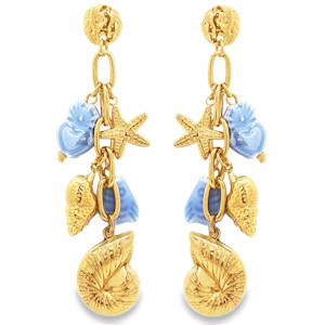 Plongez dans l’univers marin avec ces boucles d’oreilles pendantes au style affirmé et solaire. Conçues en acier inoxydable de haute qualité, elles allient la robustesse d’un métal durable à l’éclat précieux d’une finition dorée. Ces bijoux se distinguent par une cascade de breloques minutieusement travaillées, évoquant une promenade sur le rivage. Chaque boucle arbore une variété de charmes emblématiques, incluant des étoiles de mer ciselées, des coquillages texturés et des volutes rappelant le mouvement des vagues. Des éléments en céramique bleu ciel apportent une note de fraîcheur et de douceur, créant un contraste parfait avec le doré chaud de l'acier. Montées sur une chaîne à maillons ovales, les breloques s'articulent librement, offrant un mouvement fluide et gracieux à chaque port de tête.