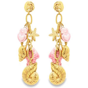 Plongez dans l’univers marin avec ces boucles d’oreilles pendantes au style affirmé et solaire. Conçues en acier inoxydable de haute qualité, elles allient la robustesse d’un métal durable à l’éclat précieux d’une finition dorée. Ces bijoux se distinguent par une cascade de breloques minutieusement travaillées, évoquant une promenade sur le rivage. Chaque boucle arbore une variété de charmes emblématiques, incluant des étoiles de mer ciselées, des coquillages texturés et des volutes rappelant le mouvement des vagues. Des éléments en céramique rose apportent une note de fraîcheur et de douceur, créant un contraste parfait avec le doré chaud de l'acier. Montées sur une chaîne à maillons ovales, les breloques s'articulent librement, offrant un mouvement fluide et gracieux à chaque port de tête.
