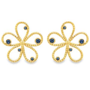 Sublimez votre visage avec ces magnifiques boucles d'oreilles au design poétique et printanier. Façonnées en acier inoxydable de haute qualité avec une finition dorée éclatante, elles allient durabilité et élégance intemporelle. Chaque boucle représente une fleur stylisée à cinq pétales. Le travail du métal en relief offre une texture travaillée qui accroche délicatement la lumière. Le cœur de chaque pétale est orné d'un cristal bleu profond, rappelant l'éclat des saphirs, apportant une touche de couleur sophistiquée et un contraste saisissant avec le doré.