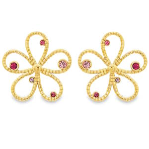 Apportez une touche de fraîcheur et de féminité à votre allure avec ces magnifiques boucles d'oreilles au design aérien. Alliant la durabilité de l'acier et l'éclat des cristaux, ces bijoux sont une véritable célébration du printemps. Chaque boucle d'oreille dessine une fleur stylisée composée de cinq pétales délicatement entrelacés. Le travail du métal présente une texture ciselée qui capte la lumière sous tous les angles. Chaque pétale est orné d'un cristal de couleur rose (allant du rose pâle au fuchsia), apportant un contraste vibrant et une touche de couleur raffinée.