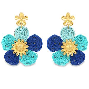 Apportez une touche de fraîcheur et d'élégance bohème à votre style avec ces boucles d'oreilles pendantes spectaculaires. Alliant la noblesse de l'acier doré à la texture naturelle du raphia, ce bijou est une véritable ode à la nature et au savoir-faire artisanal. Ces boucles d'oreilles se distinguent par leur design floral superposé. Une délicate petite fleur en acier inoxydable doré, aux pétales finement ciselés, qui assure un maintien élégant sur le lobe. Une imposante fleur centrale en raphia tressé main. Les pétales alternent entre des nuances vibrantes de bleu cobalt et de bleu turquoise, créant un contraste visuel saisissant. Le cœur de la grande fleur est orné d'un tournesol en acier doré, apportant une brillance solaire qui illumine le visage.
