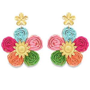 Apportez une explosion de couleurs et de fraîcheur à votre visage avec ces boucles d'oreilles pendantes au design floral unique. Mariant la robustesse de l'acier et la délicatesse d'un travail artisanal, elles sont l'accessoire idéal pour illuminer une tenue estivale ou égayer un look décontracté. La base, le clou en forme de petite fleur ciselée et le cœur de la boucle sont conçus en acier inoxydable de haute qualité avec une finition dorée éclatante, garantissant brillance et durabilité. Chaque boucle présente cinq pétales généreux réalisés dans un matériau texturé rappelant le raphia. Le travail en spirale donne un relief saisissant et un aspect fait main très tendance. Un agencement harmonieux de cinq teintes vibrantes Bleu azur, Rose poudré, Orange vitaminé, Vert prairie, Fuchsia intense. Une superbe marguerite en métal doré trône au centre de la fleur, créant un contraste chic avec les textures mates des pétales.