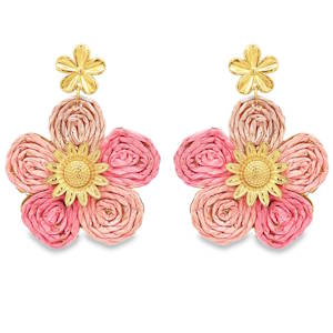 Apportez une touche de fraîcheur et d'élégance bohème à votre tenue avec ces magnifiques boucles d'oreilles pendantes. Alliant la robustesse de l'acier et la délicatesse des matières naturelles, ces bijoux sont une véritable célébration du printemps. La partie supérieure est une délicate fleur à cinq pétales polis en acier doré. Chaque boucle présente une fleur généreuse composée de cinq pétales texturés. Le raphia est méticuleusement enroulé pour créer un effet de relief évoquant des boutons de roses. Le cœur de la grande fleur est orné d'un tournesol ciselé en relief en acier doré, ajoutant une touche précieuse au centre de la composition.