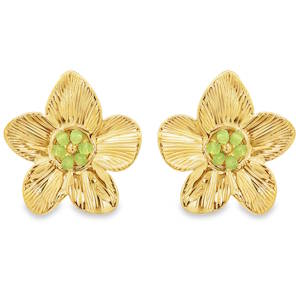 Ces magnifiques boucles d'oreilles capturent l'essence du printemps avec un design floral à la fois solaire et rafraîchissant. Fabriquées en acier inoxydable doré, elles allient la robustesse d'un métal moderne à l'élégance intemporelle des bijoux d'inspiration nature. Chaque boucle représente une fleur à cinq pétales généreux. La texture de l'acier est minutieusement travaillée avec des stries délicates qui partent du centre vers l'extérieur, offrant un jeu de lumière captivant et un relief réaliste. Le centre de la fleur est orné d'un petit dôme composé de cristaux vert. Cette touche de couleur apporte un contraste vibrant avec l'éclat de l'or, rappelant la fraîcheur du feuillage printanier.