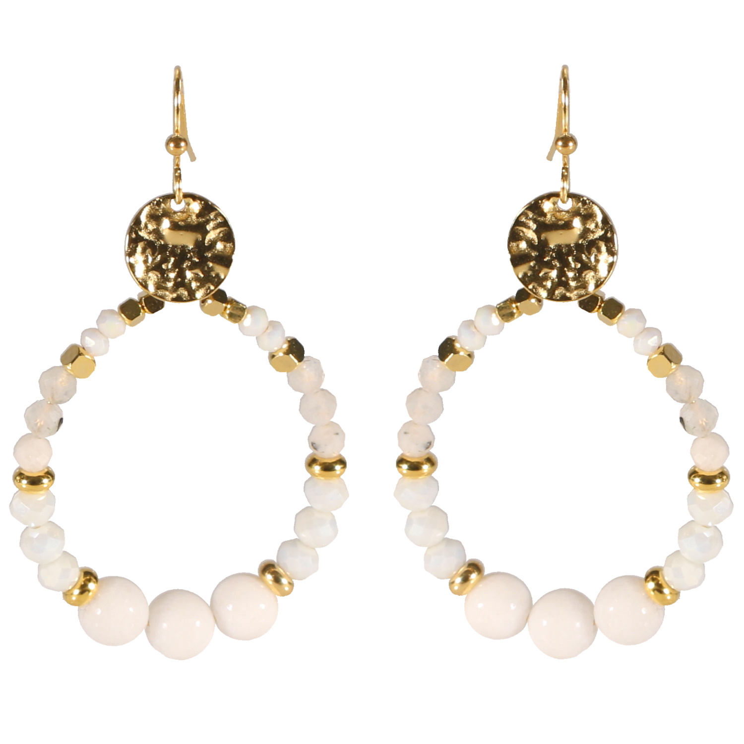 Boucles d'oreilles pendantes composées d'une pastille martelée en acier doré et d'un cercle de perles de couleur blanche.  Pendantes Perle Rond  Adolescent Adulte Femme Fille Indémodable 