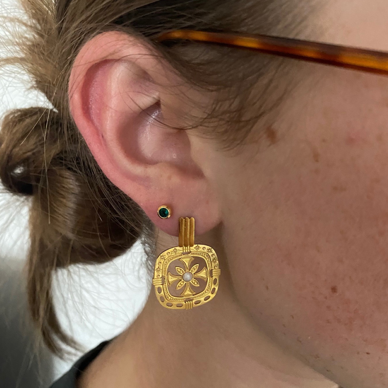 Boucles d'oreilles pendantes de forme carré avec motifs d'étoiles et une croix de Malte en acier doré surmontées d'un cristal de couleur blanc. Croix Etoile Pendantes Strass  Adolescent Adulte Femme Fille Indémodable Nature Religion Symboles 